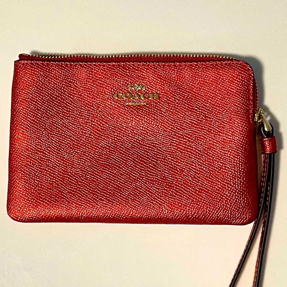 NWOT Coach Corner Zip Wristlet in Metallic Currant